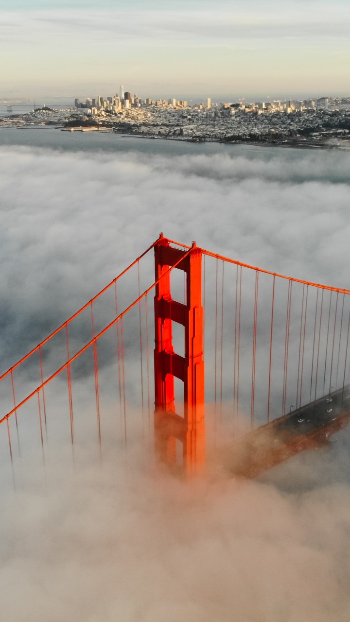 Pont Rouge Au-dessus Des Nuages. Wallpaper in 720x1280 Resolution