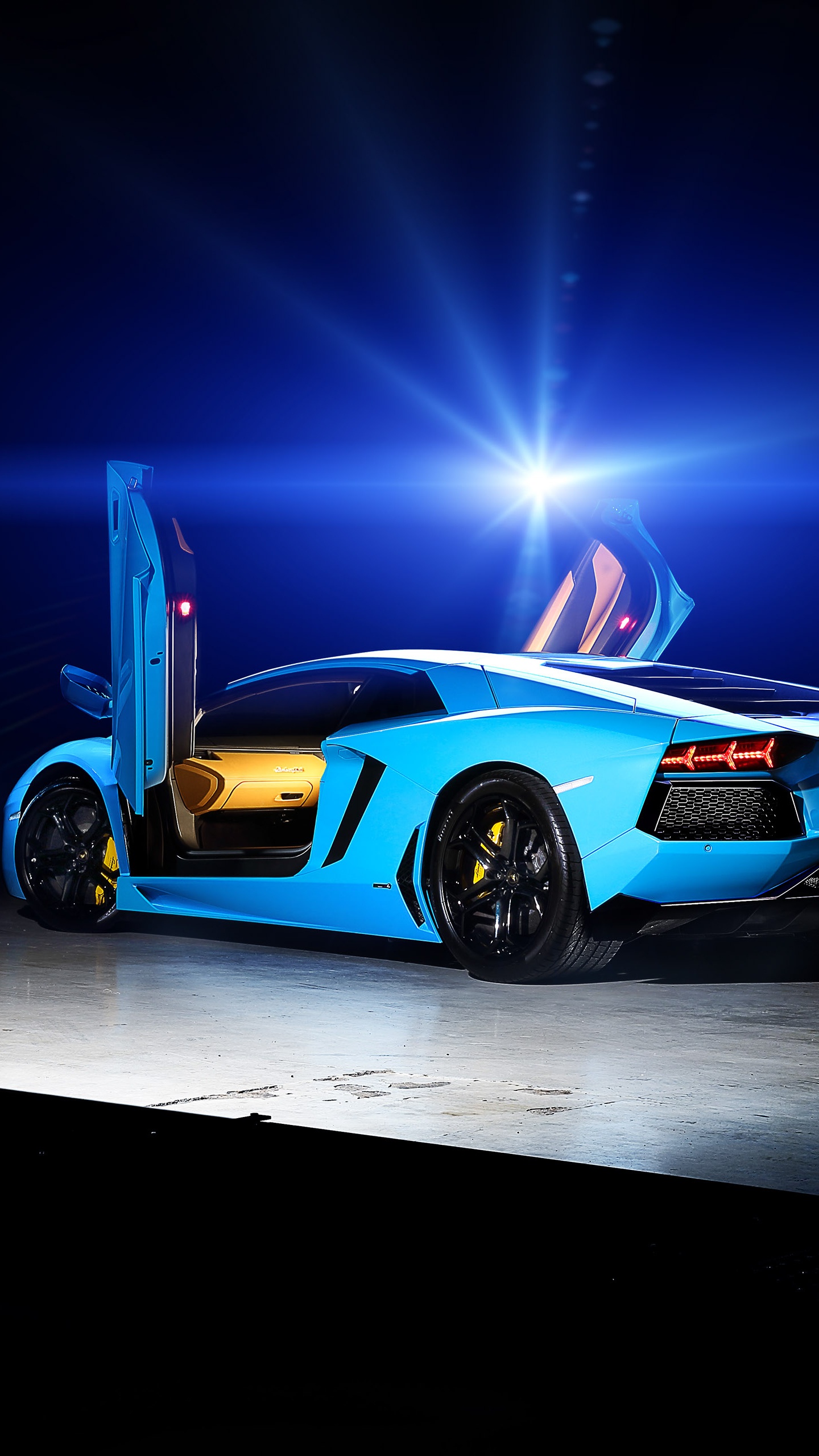 Blauer Und Schwarzer Chevrolet-Camaro. Wallpaper in 1440x2560 Resolution