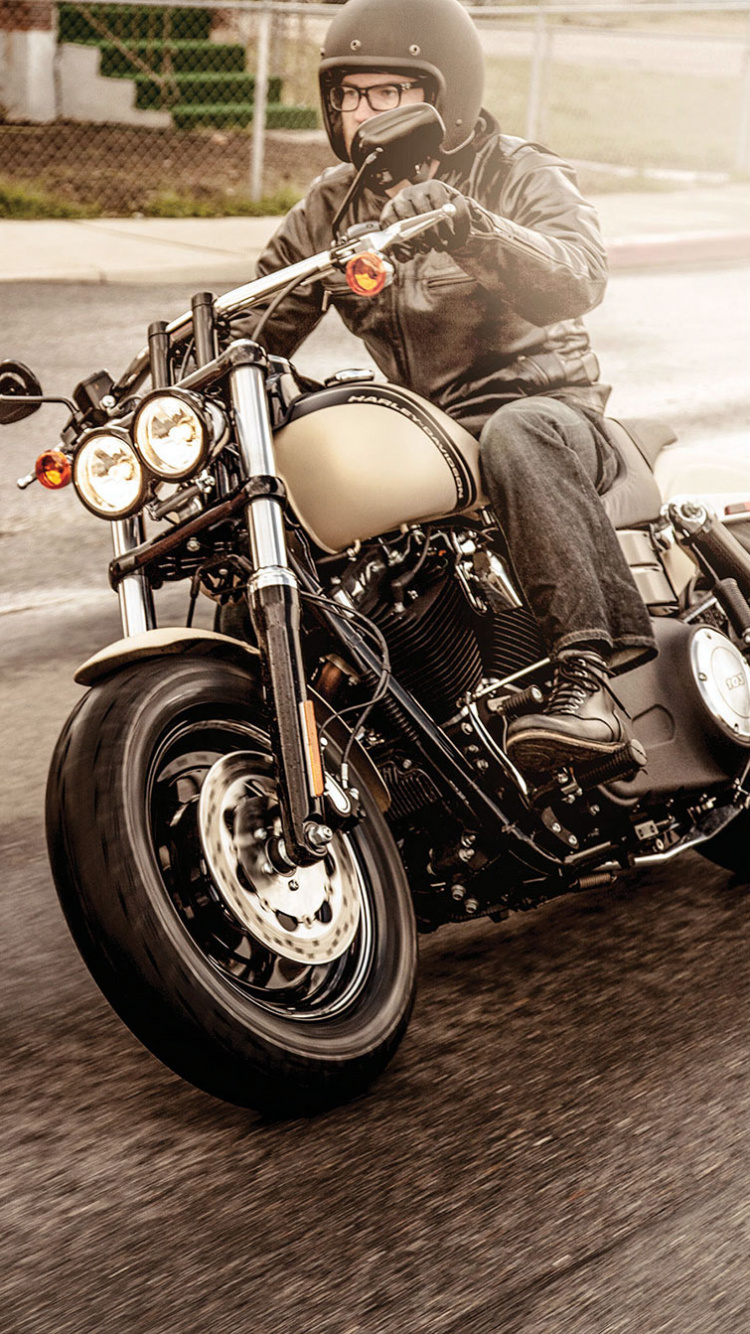 Hombre de Chaqueta Negra Montando en Motocicleta Cruiser Negra. Wallpaper in 750x1334 Resolution