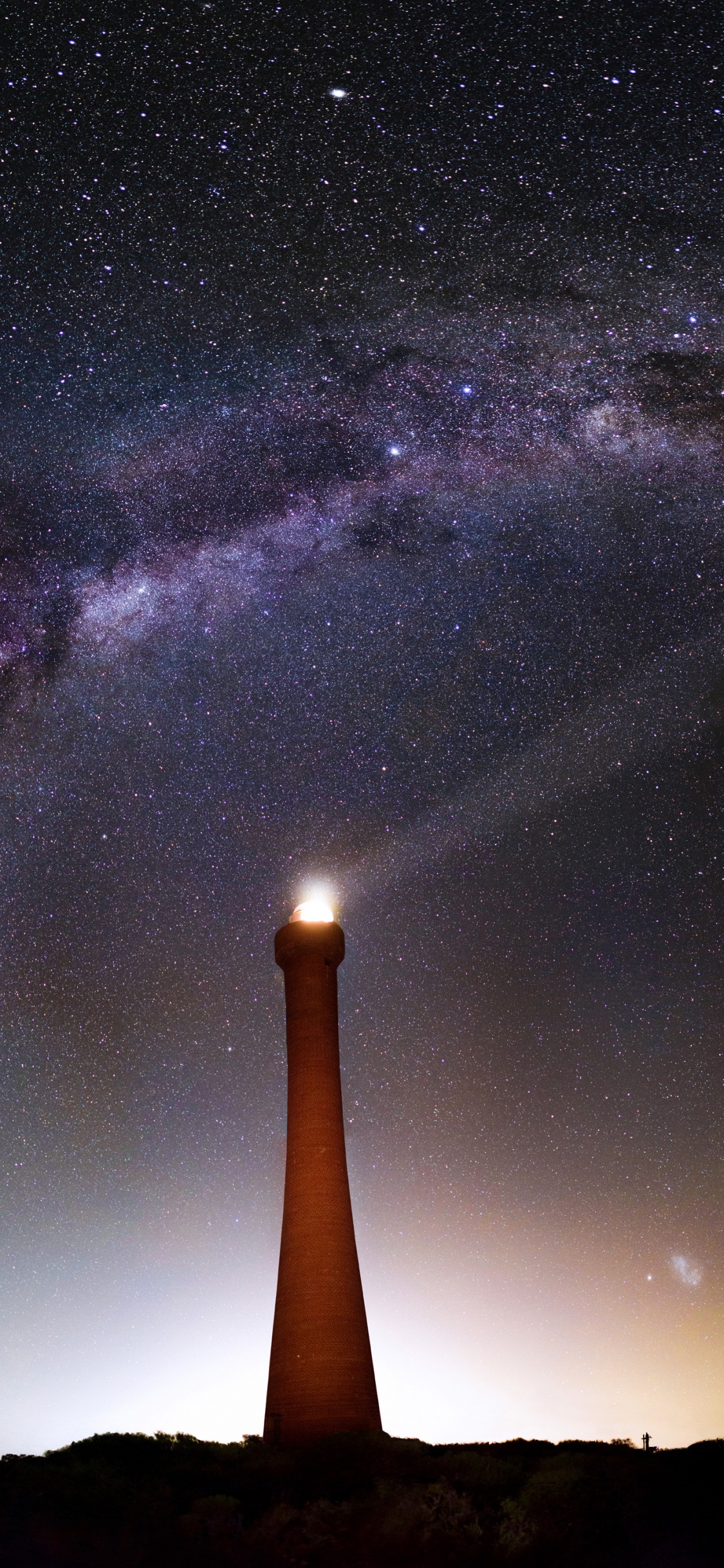 Silueta de la Torre Bajo la Noche Estrellada. Wallpaper in 1125x2436 Resolution