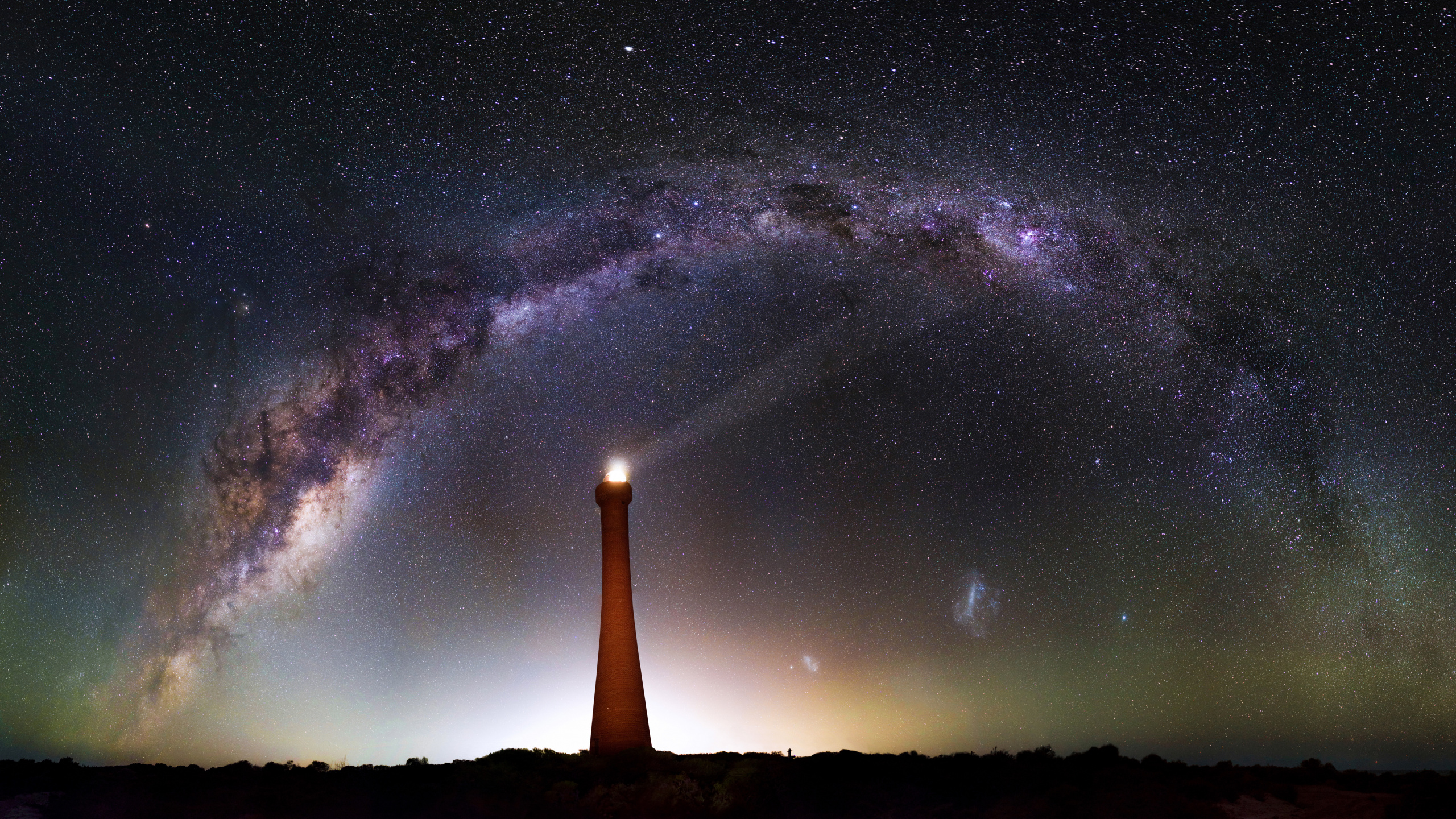 Silueta de la Torre Bajo la Noche Estrellada. Wallpaper in 2560x1440 Resolution