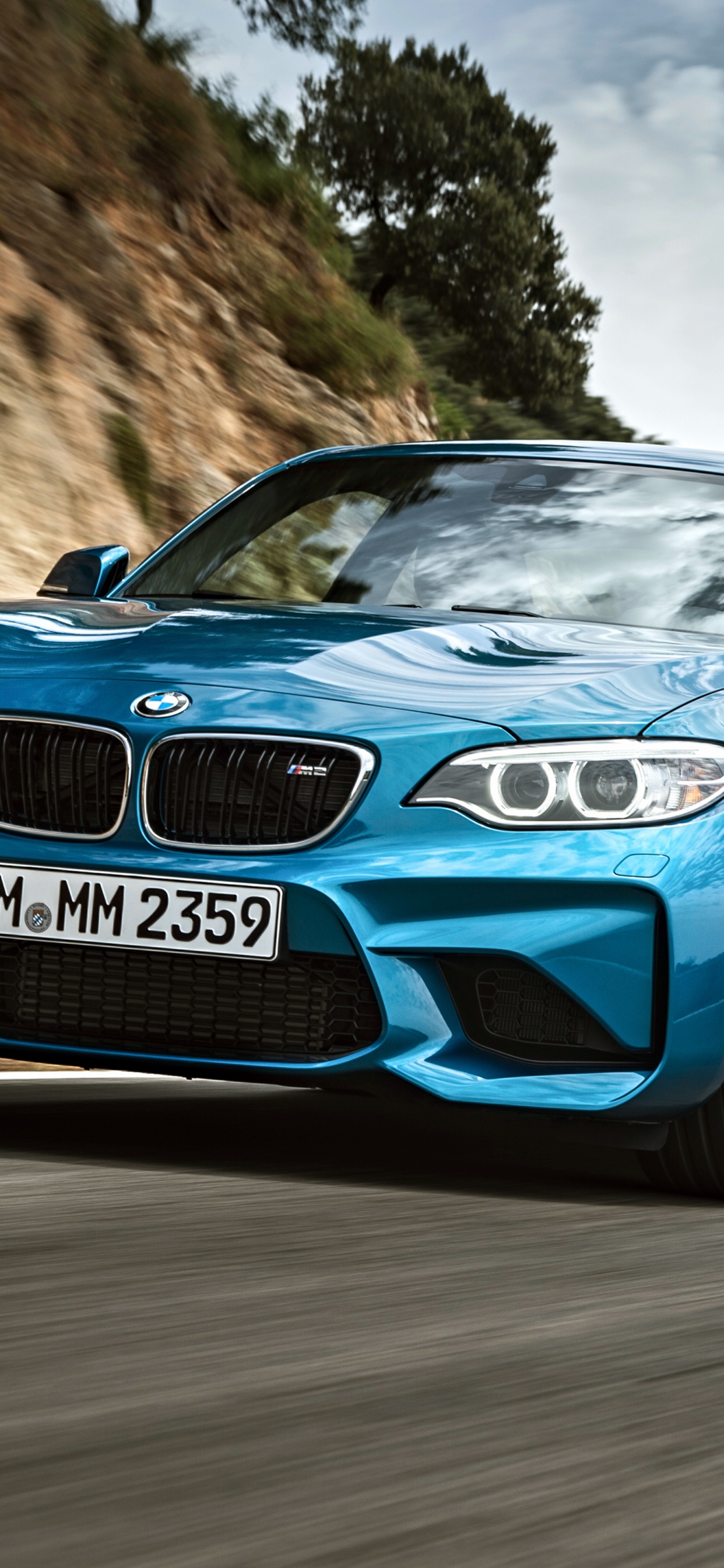 BMW m 3 Azul en la Carretera Durante el Día. Wallpaper in 1242x2688 Resolution