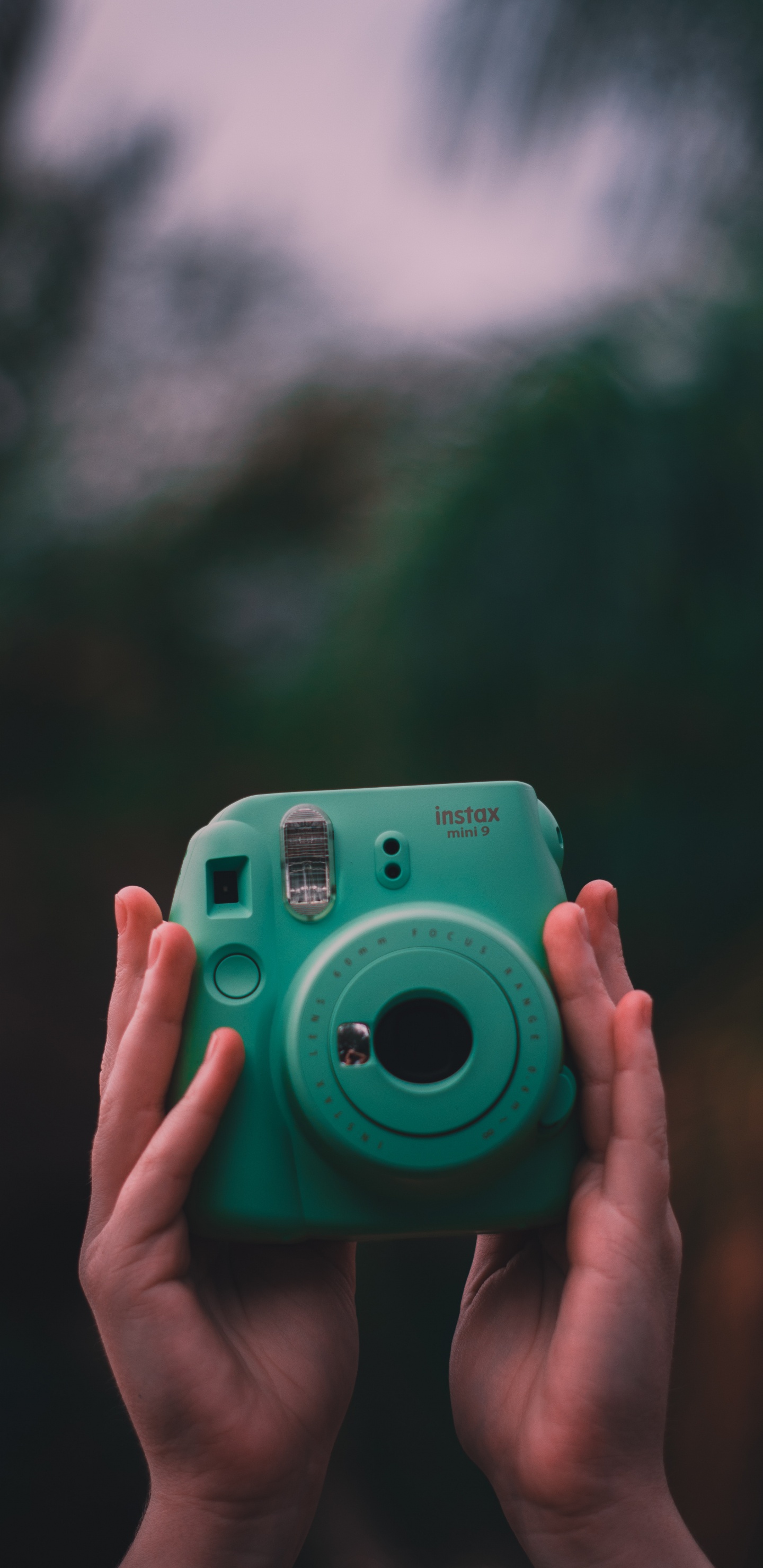 Personne Tenant Une Caméra Verte. Wallpaper in 1440x2960 Resolution