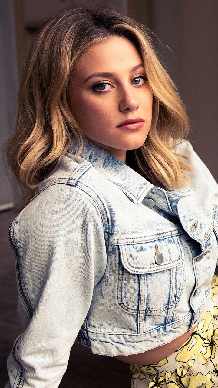 Lili Reinhart, Stricher, Betty Cooper, Joint, Schulter. Wallpaper in 720x1280 Resolution