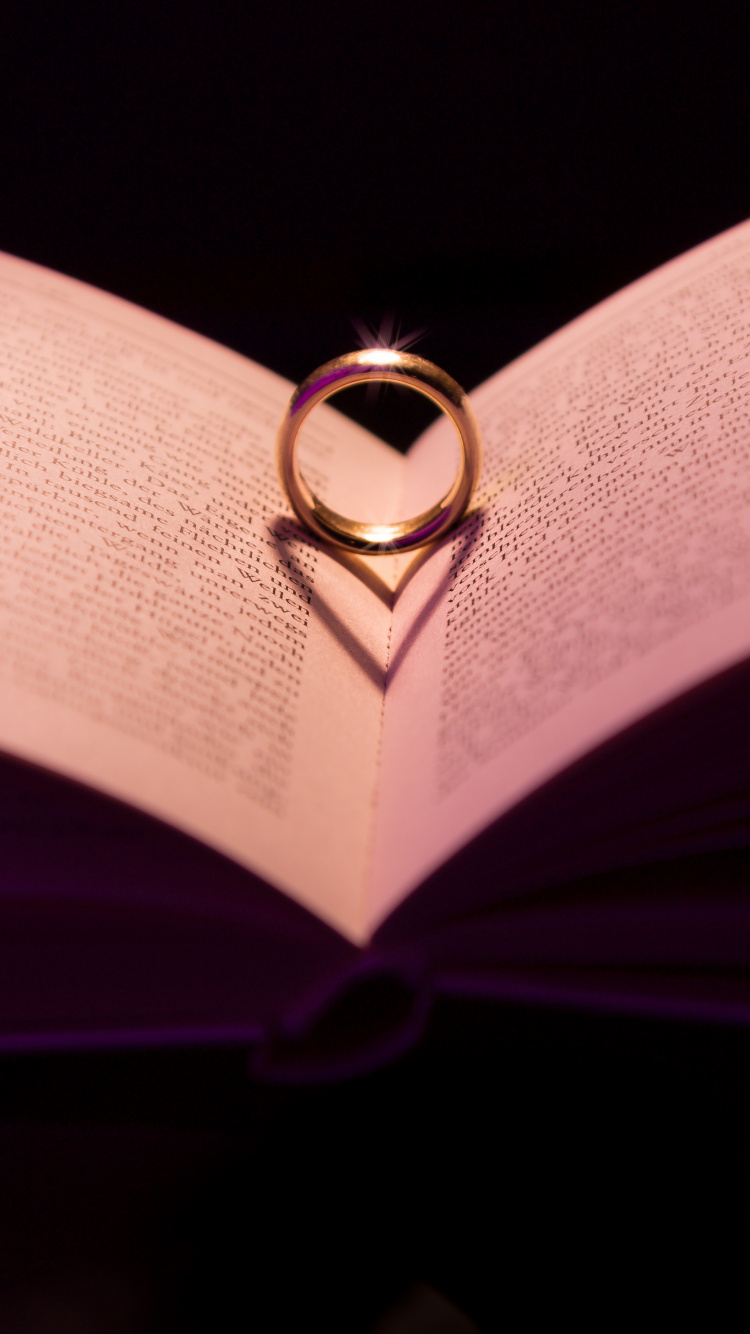 Anillo de Plata en la Página Del Libro Blanco. Wallpaper in 750x1334 Resolution