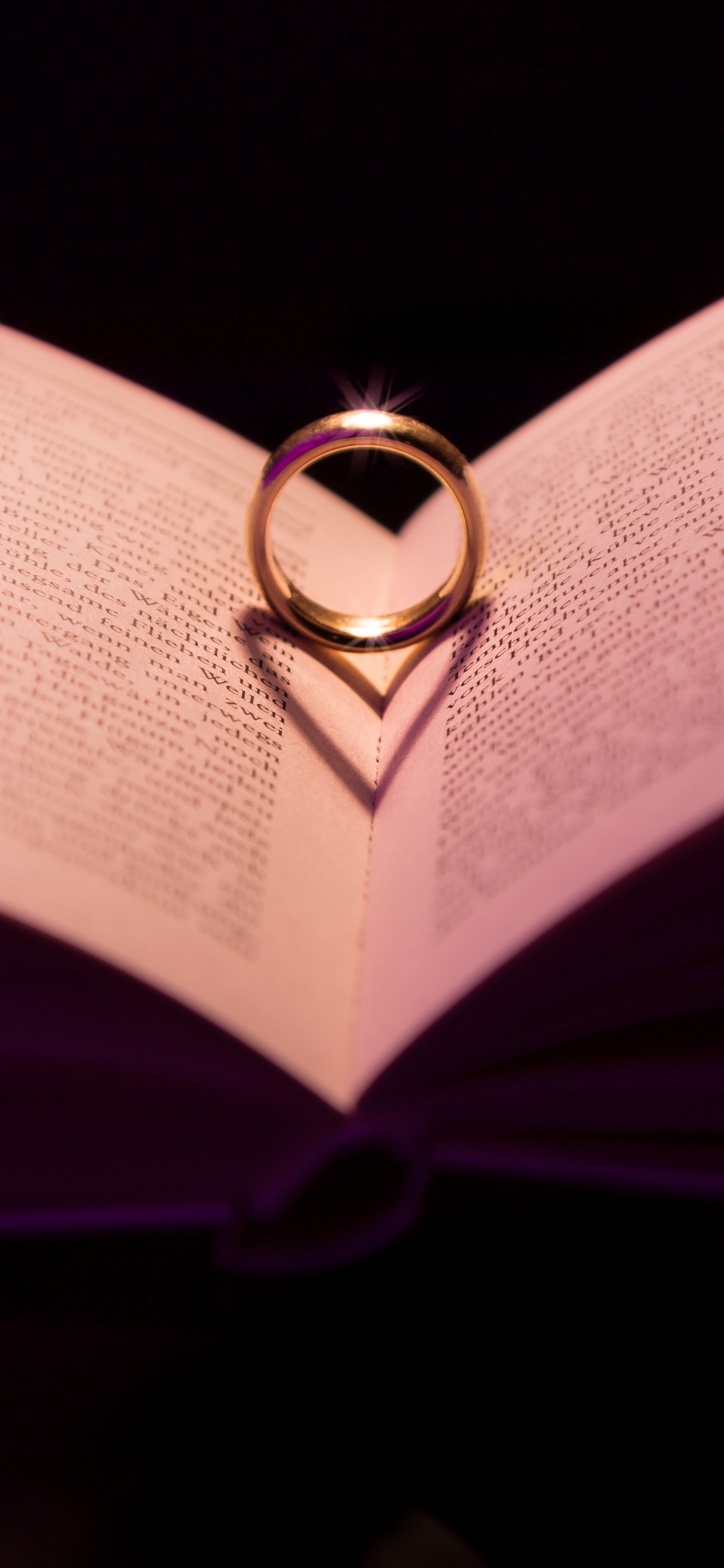 Bague en Argent Sur la Page du Livre Blanc. Wallpaper in 1242x2688 Resolution
