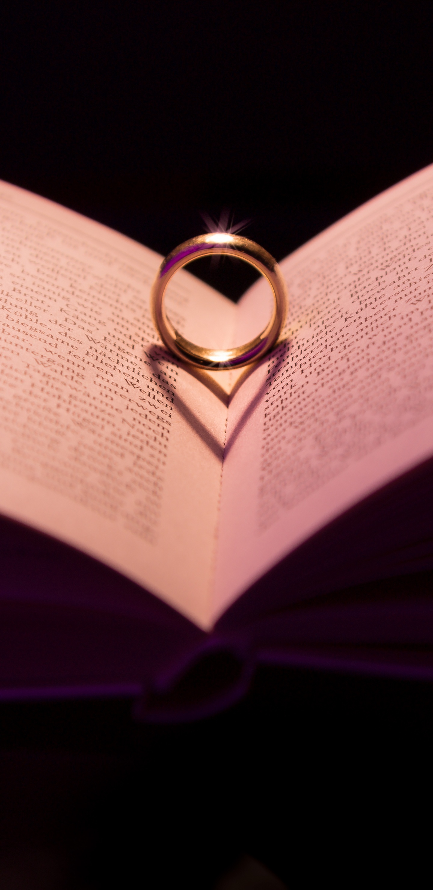 Silberring Auf Weißer Buchseite. Wallpaper in 1440x2960 Resolution