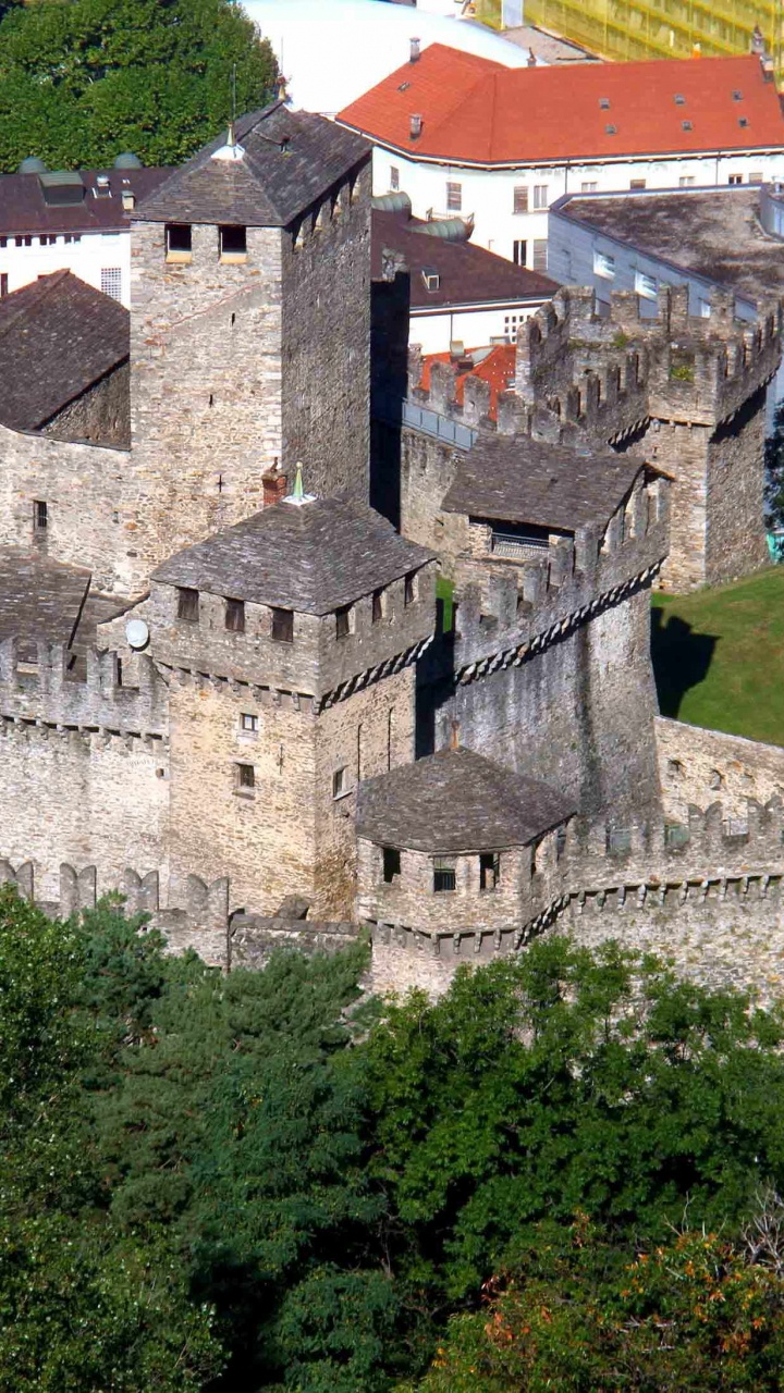 Weißes Und Braunes Betongebäude. Wallpaper in 720x1280 Resolution