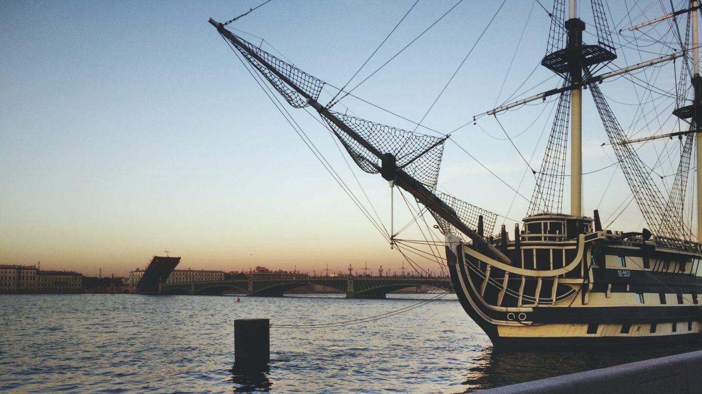 Silueta de Barco en el Mar Durante la Puesta de Sol. Wallpaper in 1366x768 Resolution
