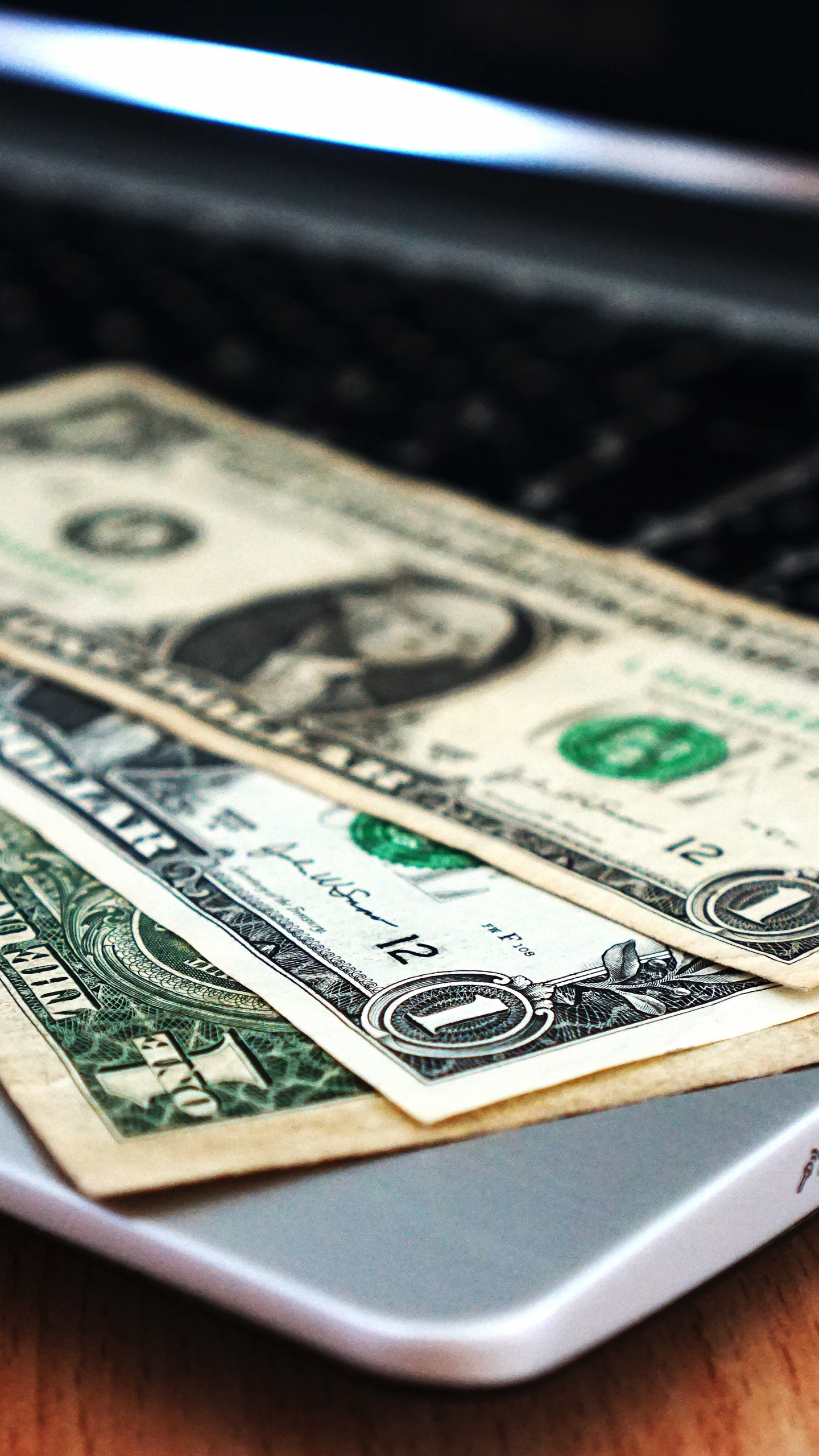 1 Billet D'un Dollar Sur Macbook Pro. Wallpaper in 1440x2560 Resolution