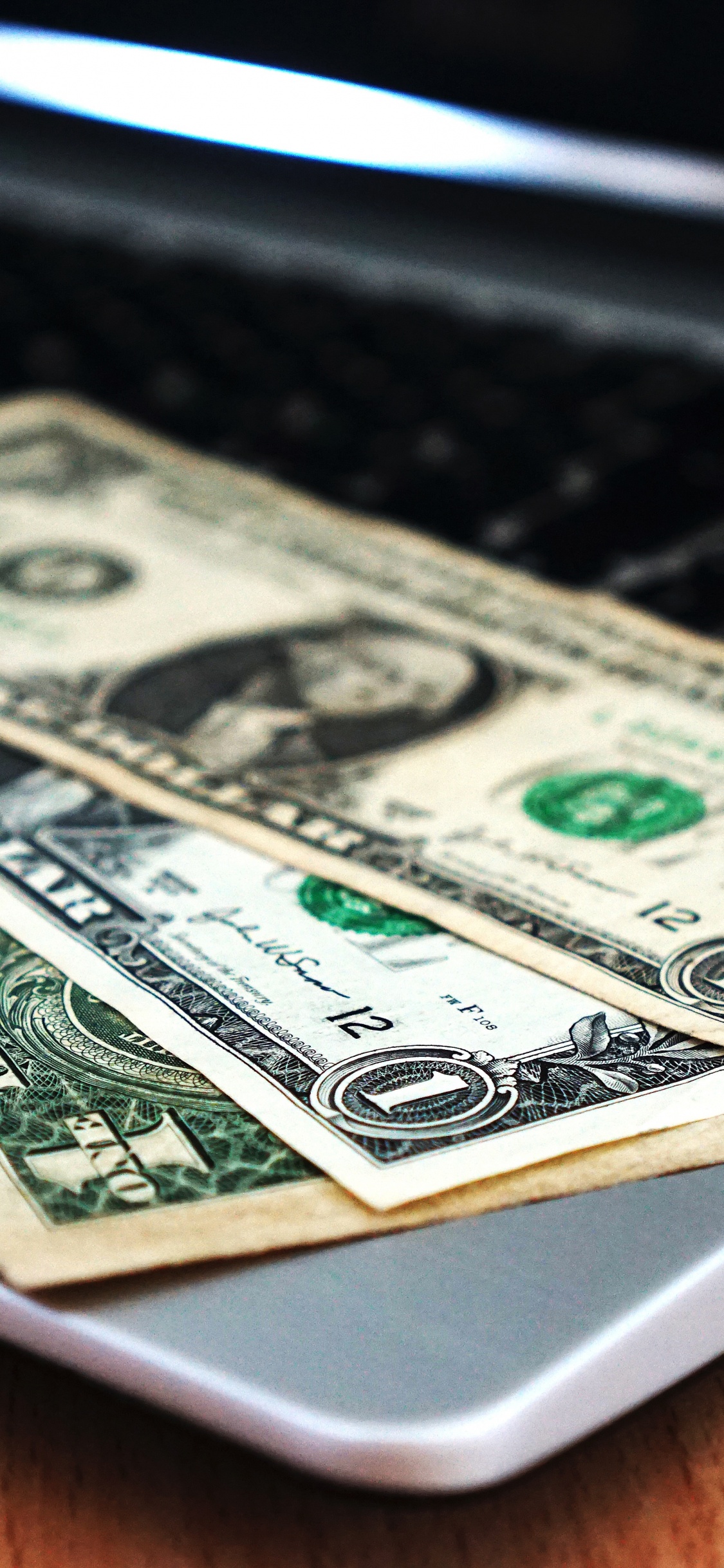 1 Us-dollarschein Auf Macbook Pro. Wallpaper in 1125x2436 Resolution