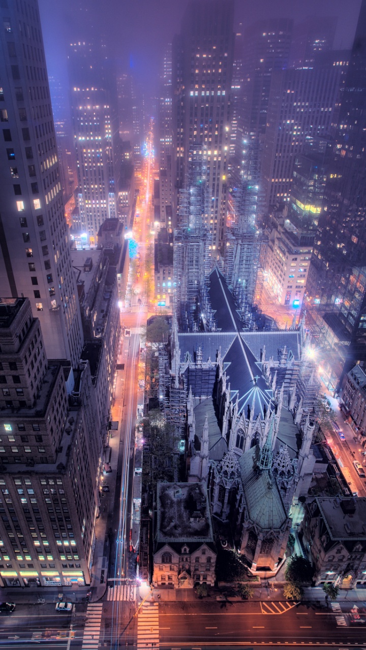 Voitures Sur Route en Ville Pendant la Nuit. Wallpaper in 720x1280 Resolution