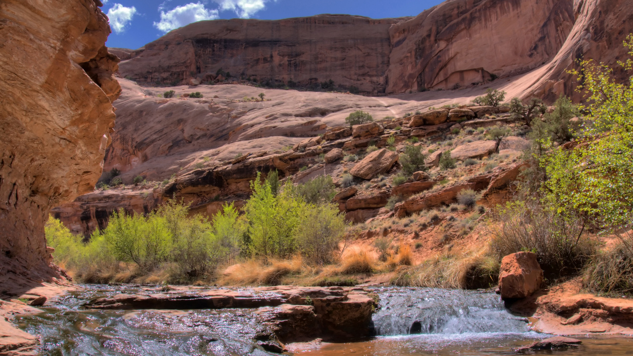 Brown Rocky Mountain Beside River During Daytime. Wallpaper in 1280x720 Resolution
