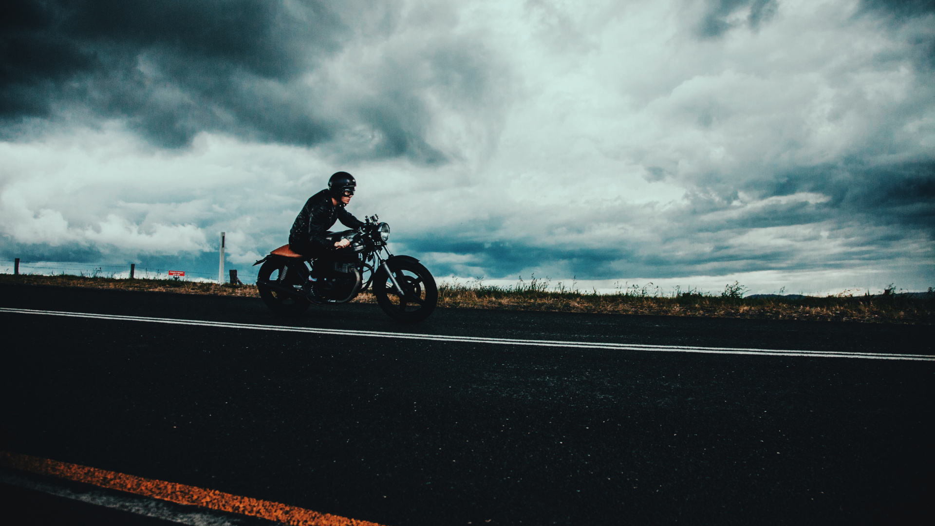 Casco de la Motocicleta, Motocicleta, Motociclismo, Carretera, Asfalto. Wallpaper in 1920x1080 Resolution