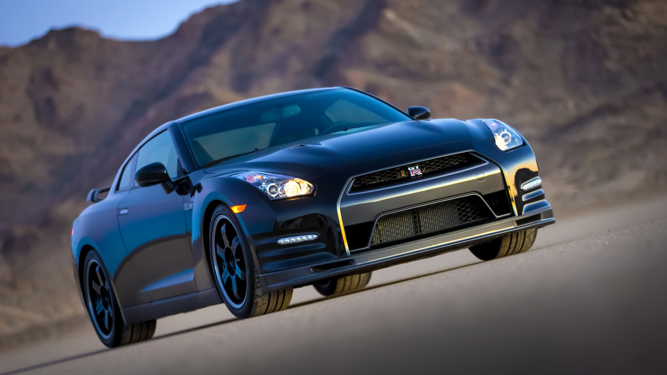 Schwarzer Chevrolet Camaro Tagsüber Unterwegs. Wallpaper in 1366x768 Resolution