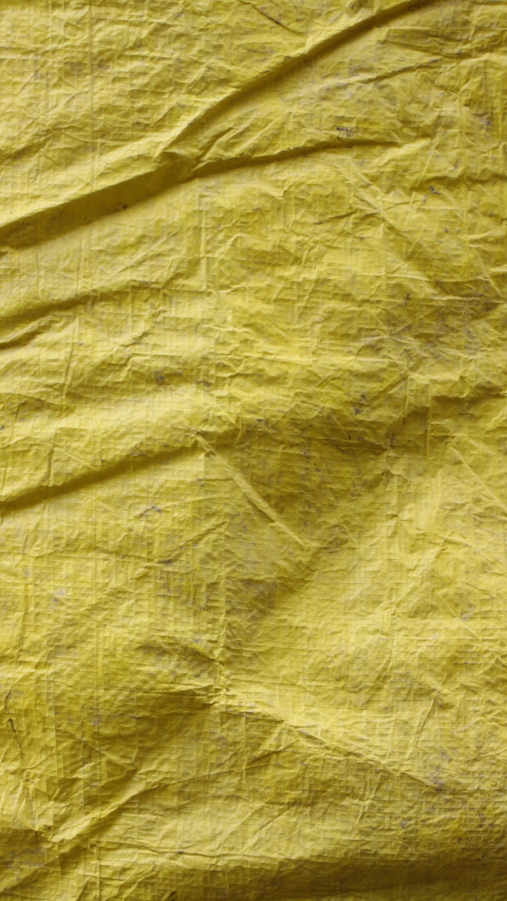 Gelbes Textil Auf Braunem Holztisch. Wallpaper in 720x1280 Resolution