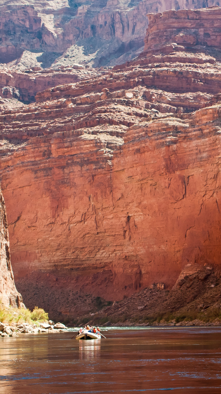 Montagne Rocheuse Brune à Côté D'un Plan D'eau Pendant la Journée. Wallpaper in 750x1334 Resolution
