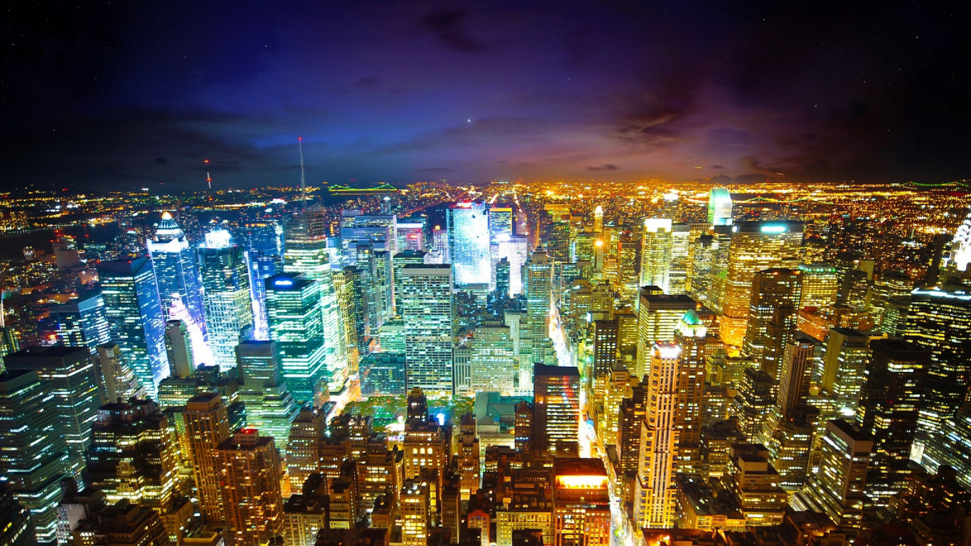 Ville Avec Des Immeubles de Grande Hauteur Pendant la Nuit. Wallpaper in 1366x768 Resolution