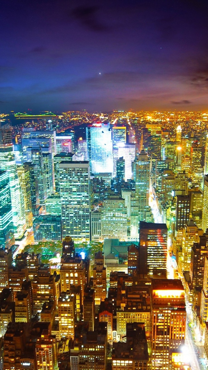 Ville Avec Des Immeubles de Grande Hauteur Pendant la Nuit. Wallpaper in 720x1280 Resolution