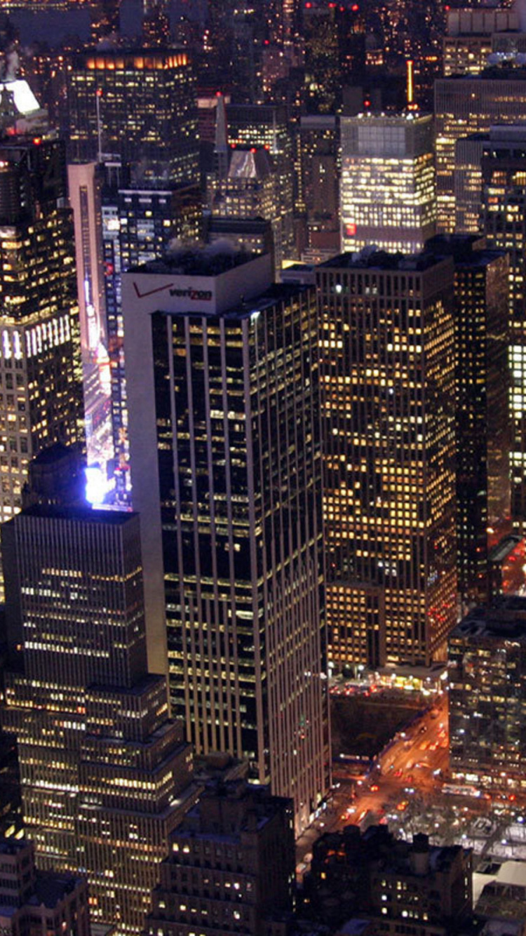 Luftaufnahme Von Stadtgebäuden Während Der Nacht. Wallpaper in 750x1334 Resolution