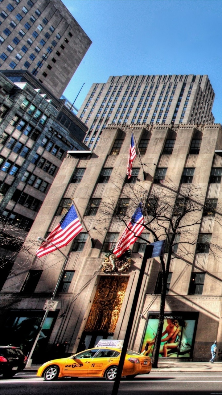 Menschen, Die Tagsüber Auf Der Fußgängerzone in Der Nähe Von Hochhäusern Gehen. Wallpaper in 720x1280 Resolution