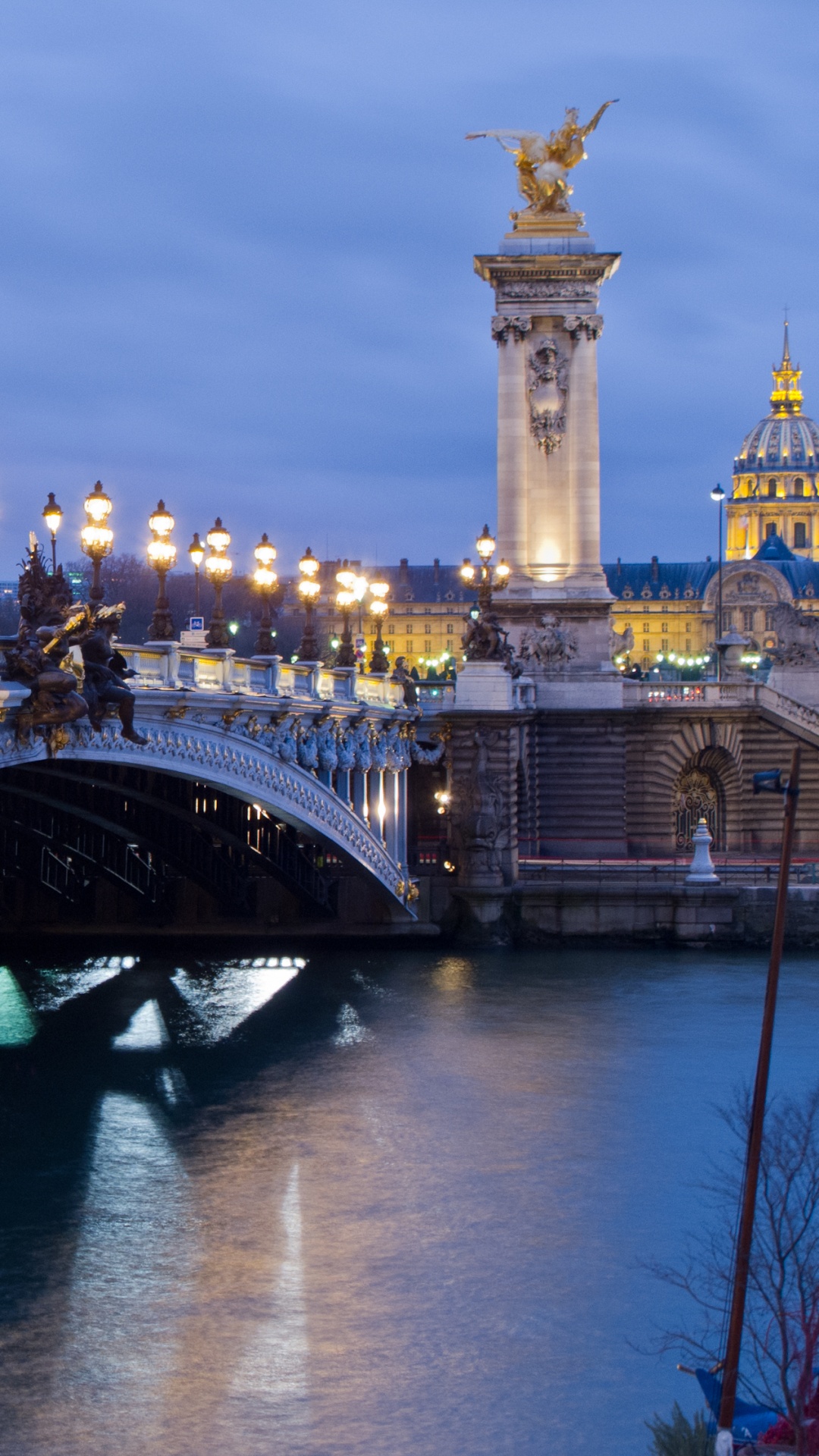 Pont Au-dessus de L'eau Près Des Bâtiments de la Ville Pendant la Nuit. Wallpaper in 1080x1920 Resolution