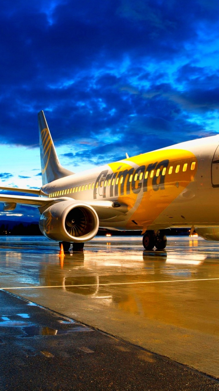 Weißes Passagierflugzeug am Flughafen Tagsüber. Wallpaper in 720x1280 Resolution