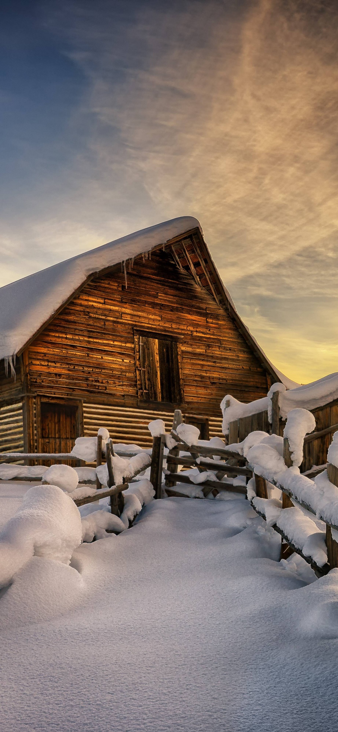 Braunes Holzhaus Mit Schnee Bedeckt Unter Bewölktem Himmel. Wallpaper in 1125x2436 Resolution