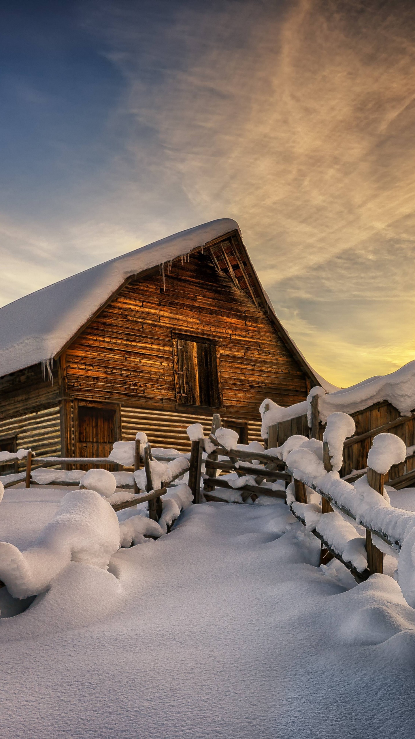 Braunes Holzhaus Mit Schnee Bedeckt Unter Bewölktem Himmel. Wallpaper in 1440x2560 Resolution