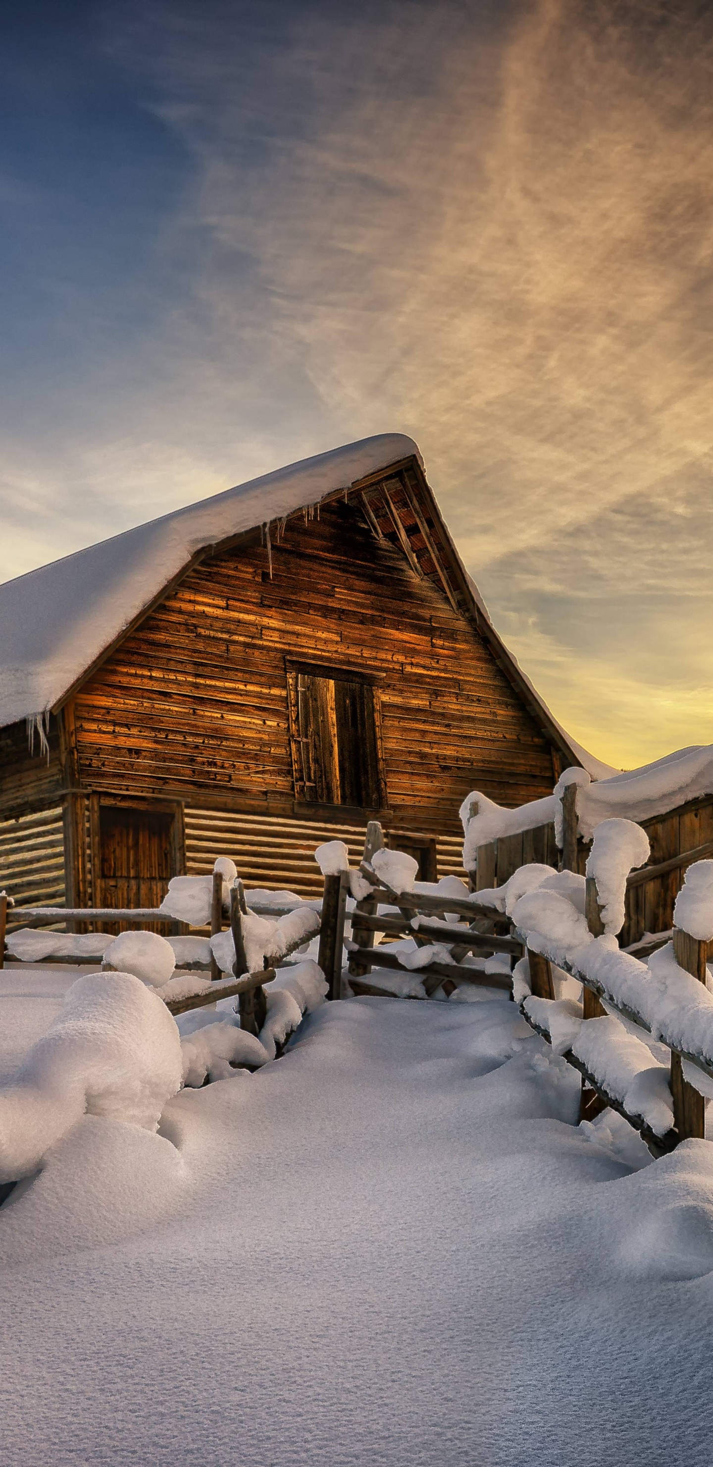 Braunes Holzhaus Mit Schnee Bedeckt Unter Bewölktem Himmel. Wallpaper in 1440x2960 Resolution