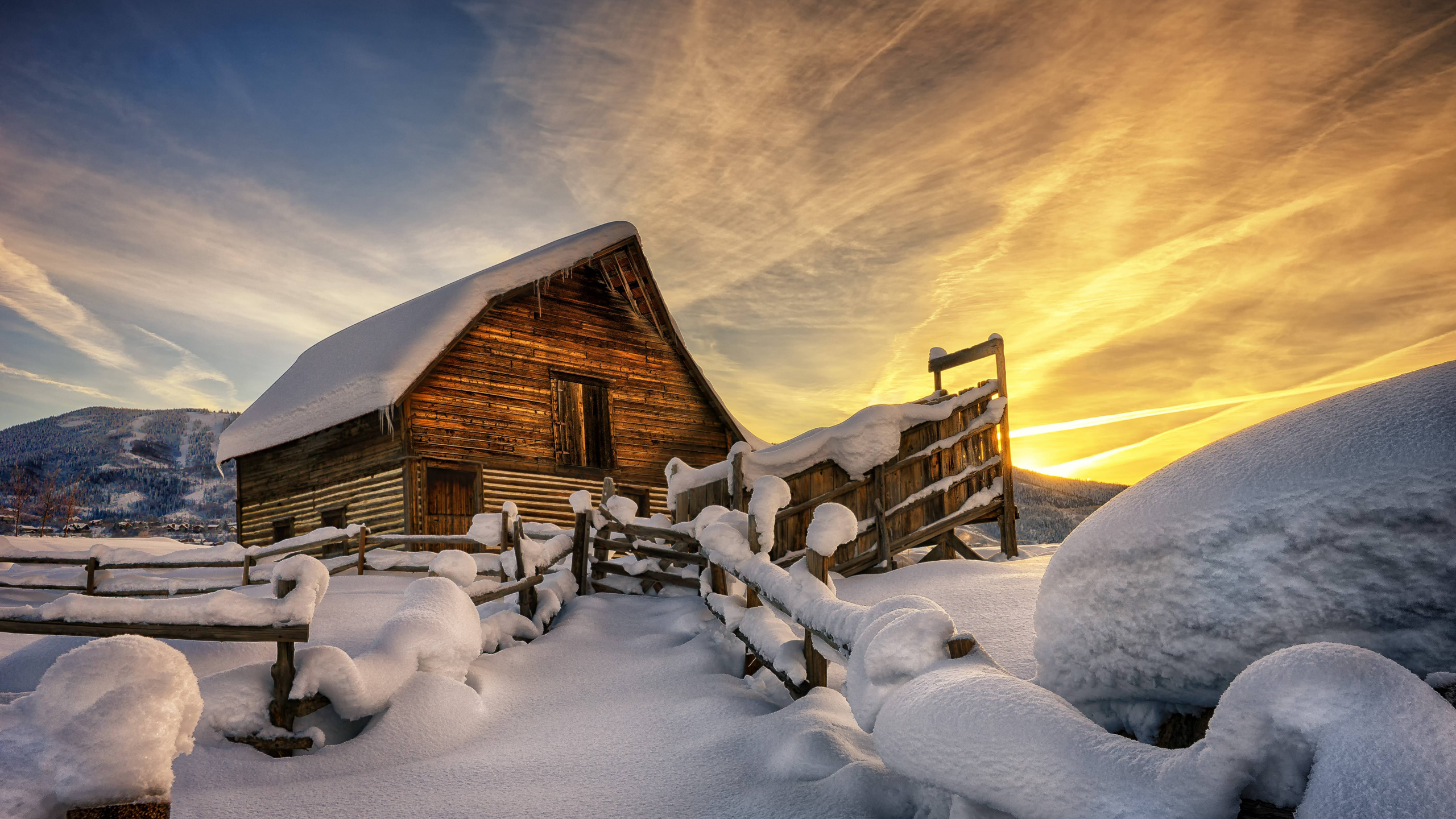 Braunes Holzhaus Mit Schnee Bedeckt Unter Bewölktem Himmel. Wallpaper in 2560x1440 Resolution