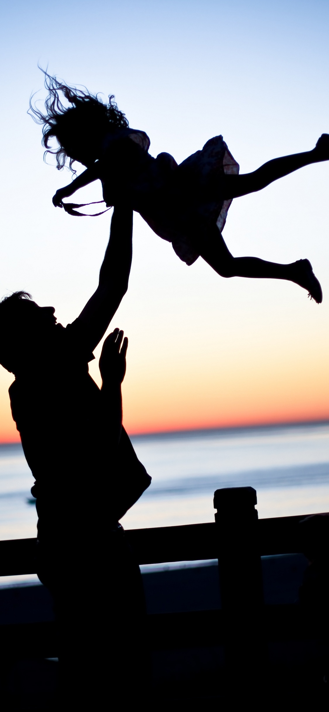 爸爸, 女儿, 家庭, 人们在自然界, 跳跃 壁纸 1125x2436 允许