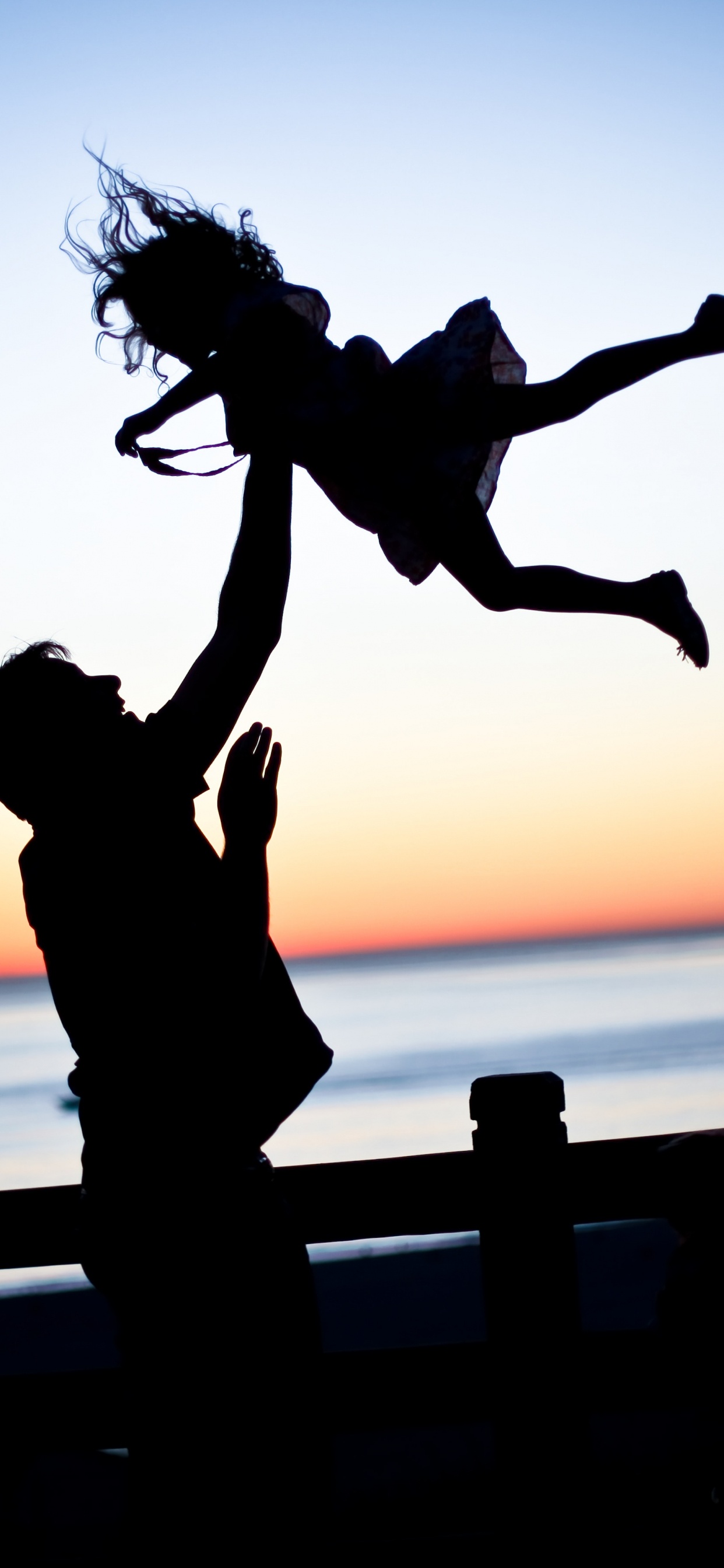 爸爸, 女儿, 家庭, 人们在自然界, 跳跃 壁纸 1242x2688 允许