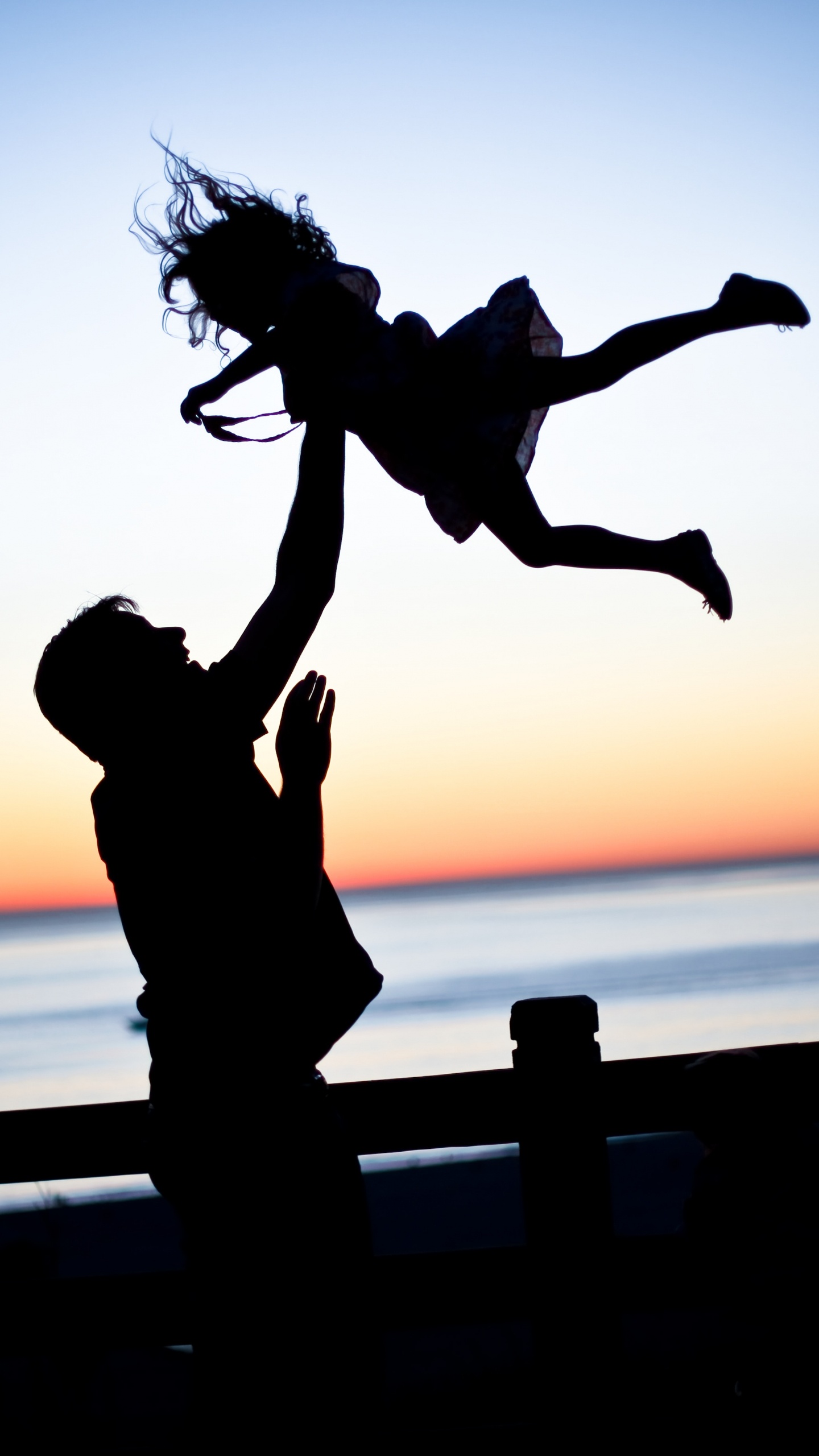 爸爸, 女儿, 家庭, 人们在自然界, 跳跃 壁纸 1440x2560 允许