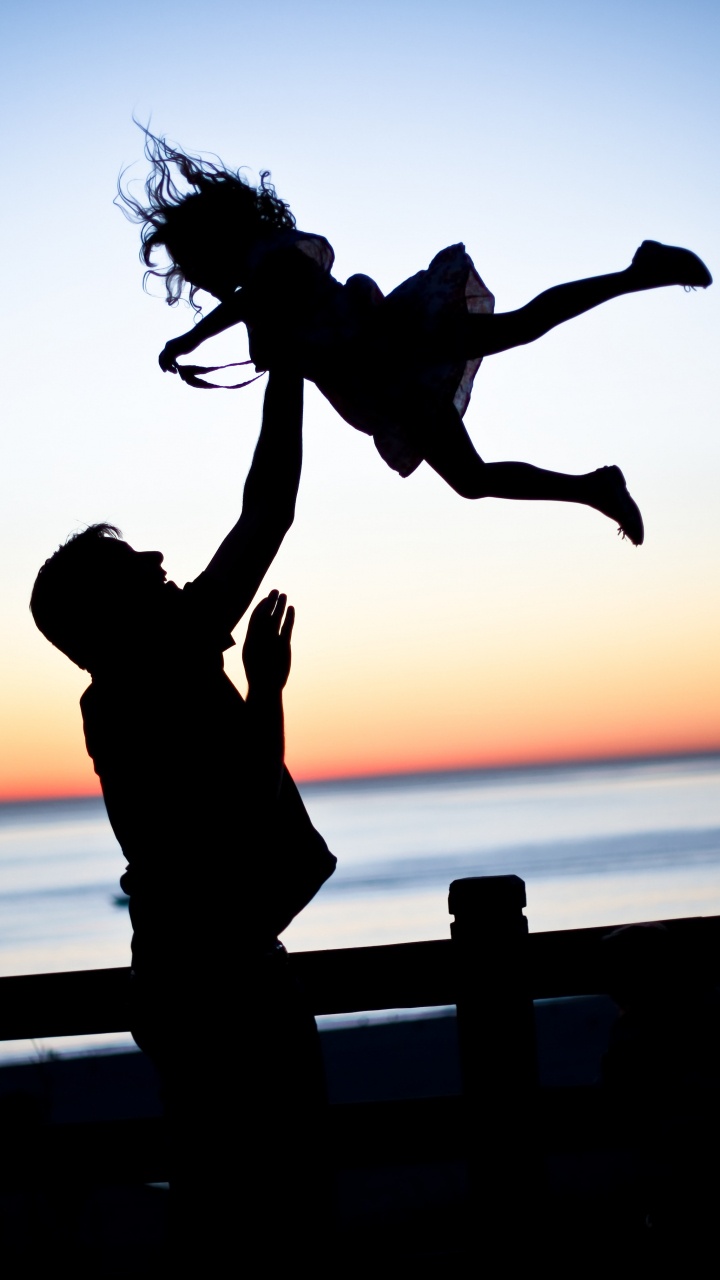 爸爸, 女儿, 家庭, 人们在自然界, 跳跃 壁纸 720x1280 允许