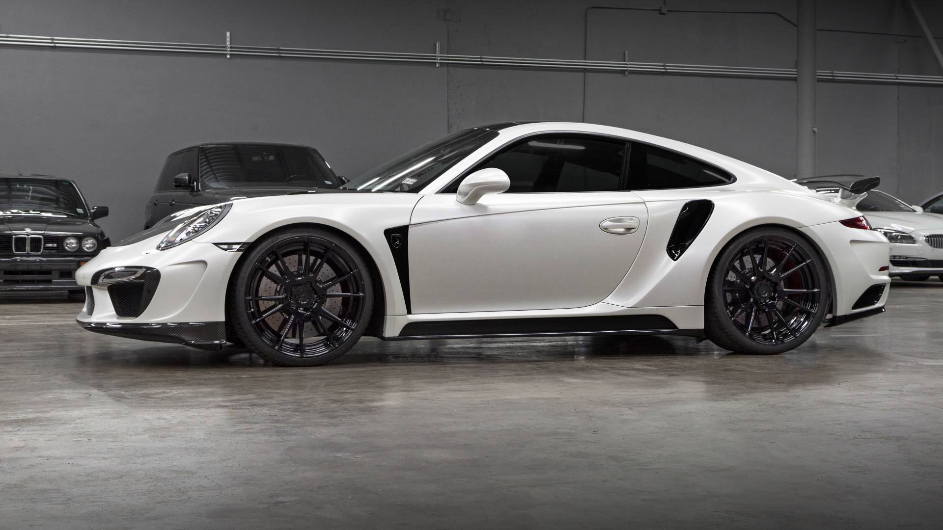 Porsche 911 Blanche Garée Dans Une Chambre. Wallpaper in 1920x1080 Resolution