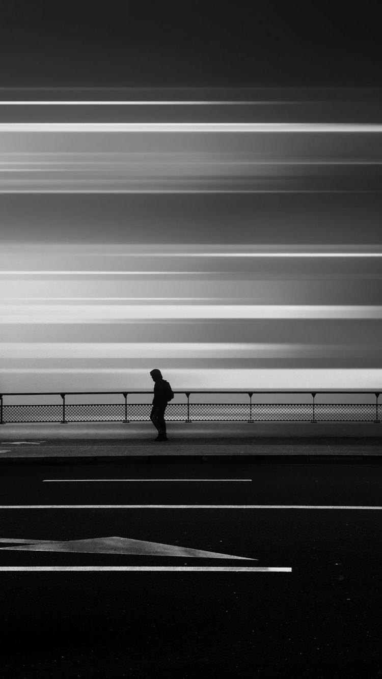 Foto en Escala de Grises Del Hombre Caminando Sobre la Acera. Wallpaper in 750x1334 Resolution