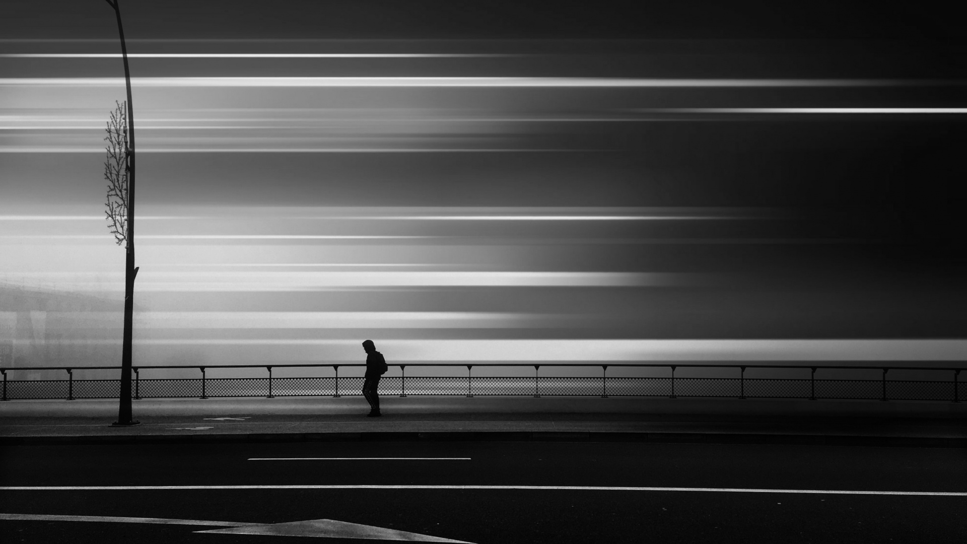 Photo en Niveaux de Gris D'un Homme Marchant Sur un Trottoir. Wallpaper in 1920x1080 Resolution