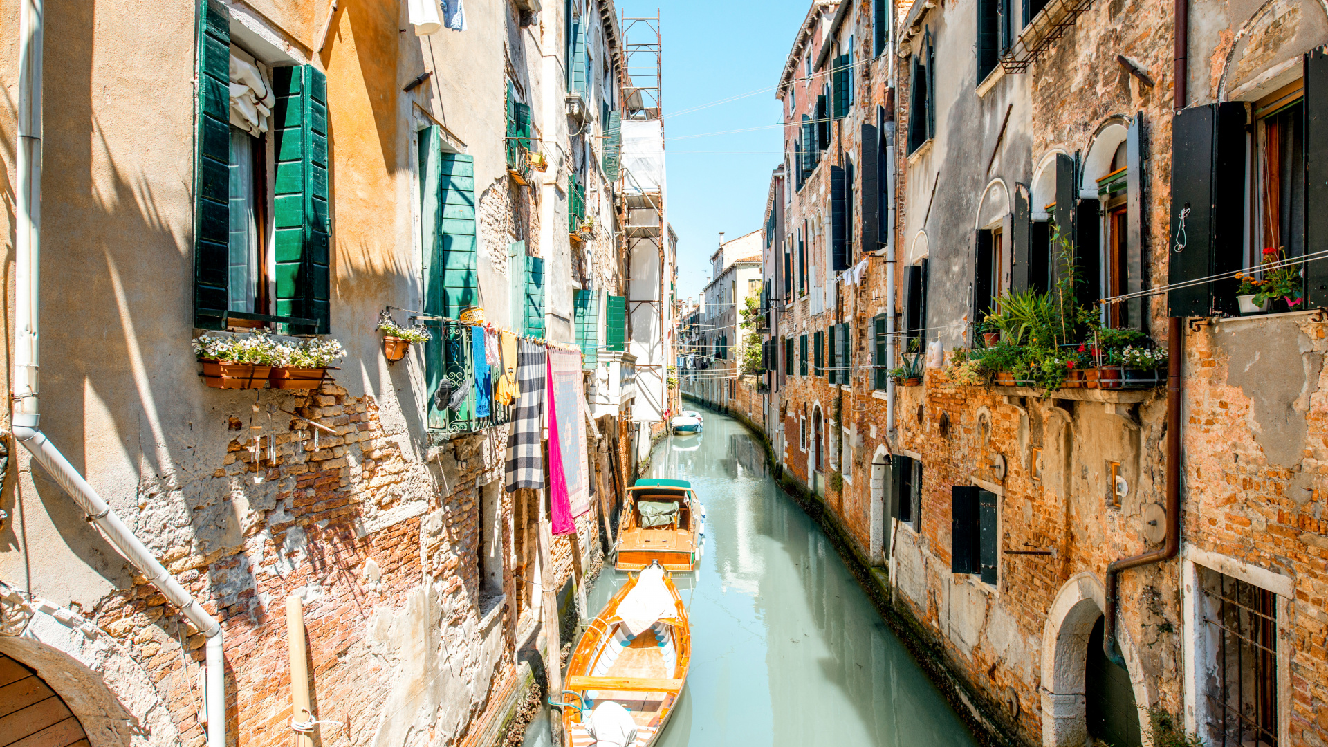 Boat on River Between Buildings During Daytime. Wallpaper in 1920x1080 Resolution