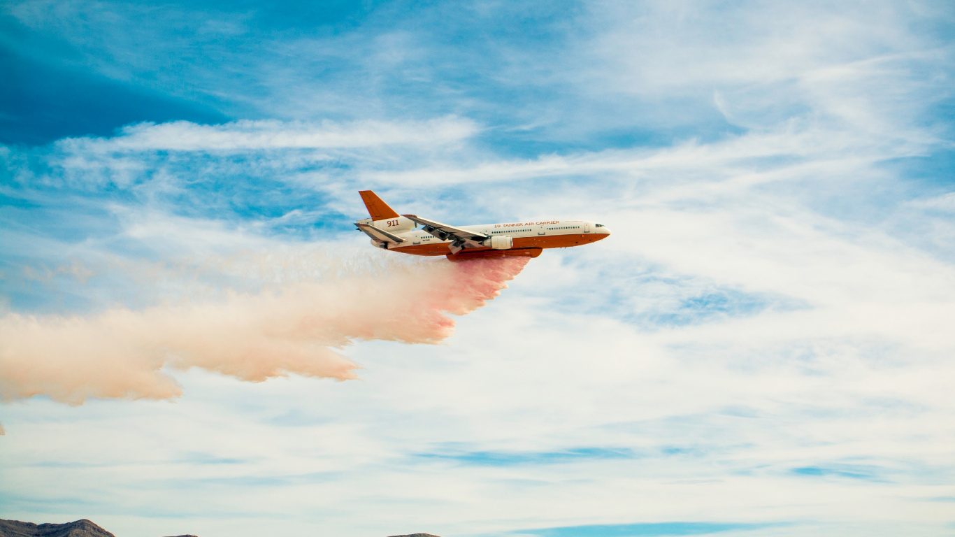 Avion Blanc et Orange Dans Les Airs Pendant la Journée. Wallpaper in 1366x768 Resolution