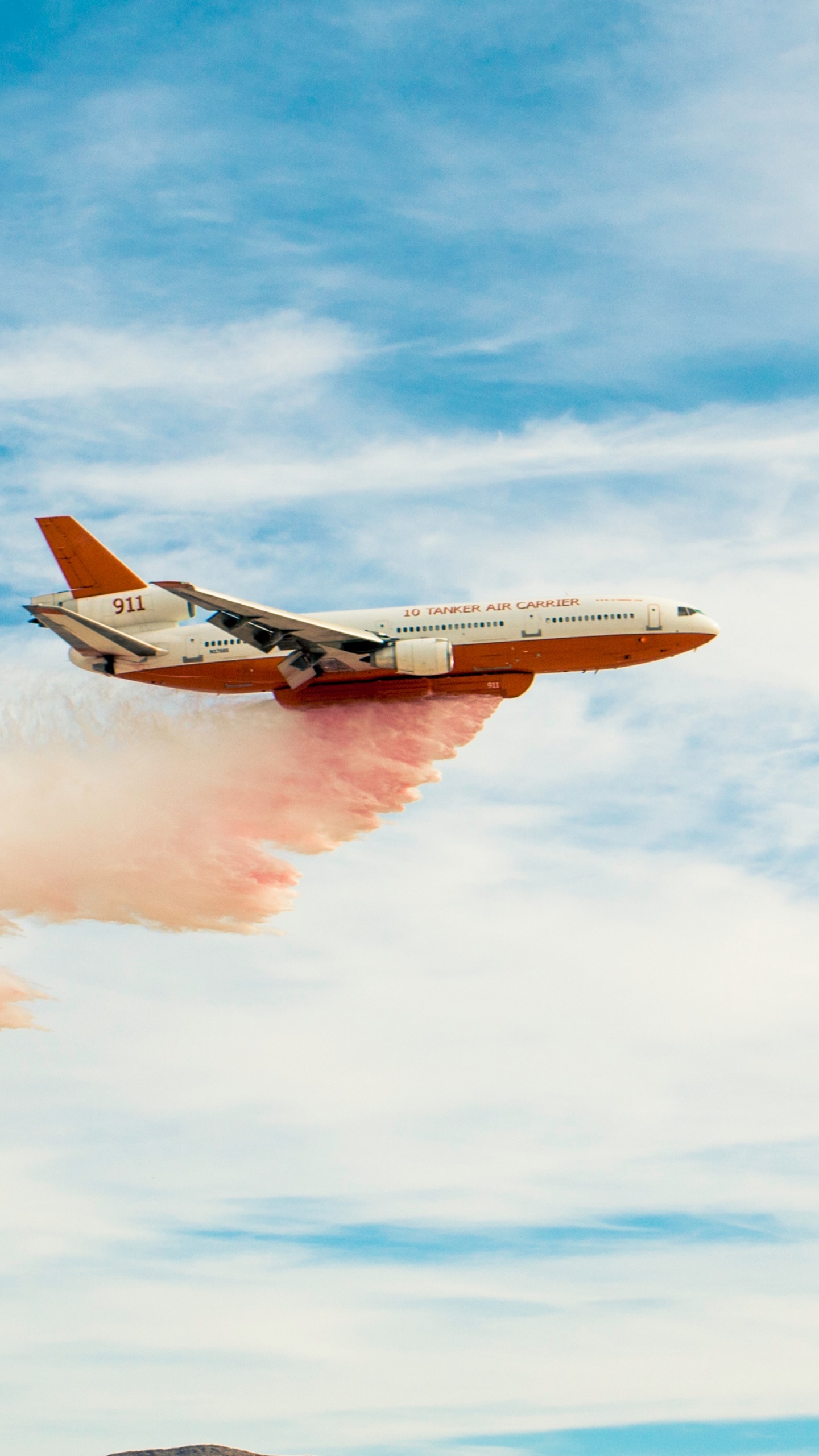 Avion Blanc et Orange Dans Les Airs Pendant la Journée. Wallpaper in 1440x2560 Resolution