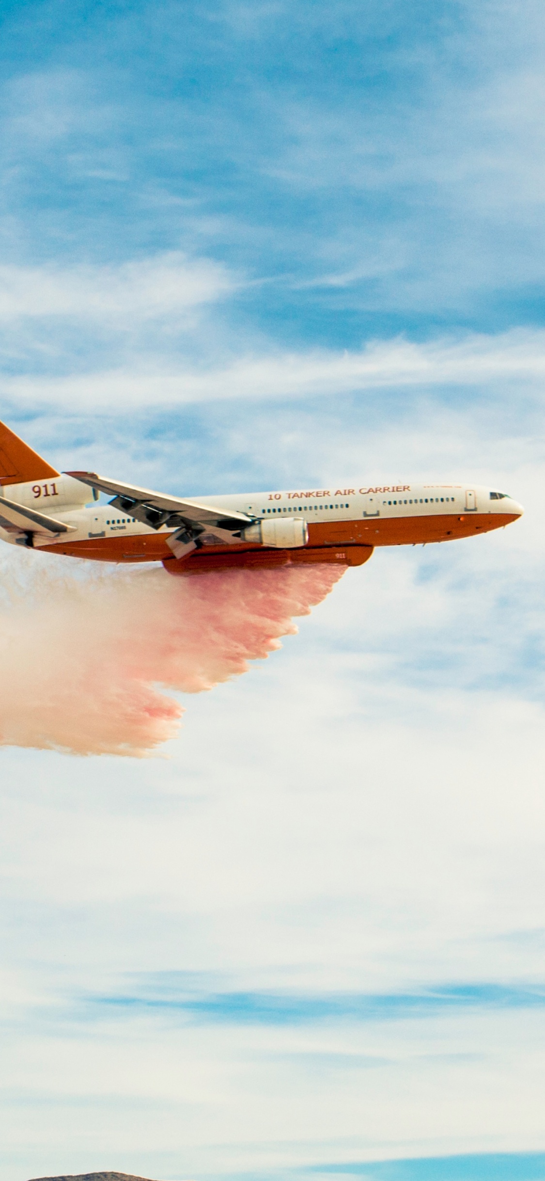 Avión Blanco y Naranja en el Aire Durante el Día. Wallpaper in 1125x2436 Resolution