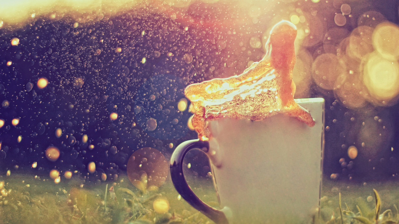 Weiße Keramiktasse Mit Wassertropfen. Wallpaper in 1366x768 Resolution