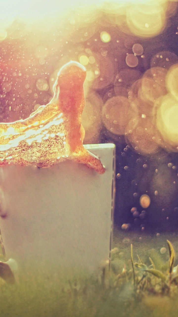 Weiße Keramiktasse Mit Wassertropfen. Wallpaper in 720x1280 Resolution