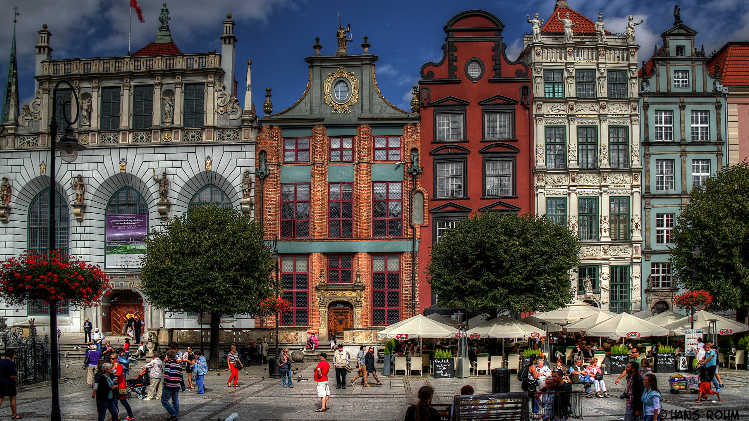 People Walking on Street Near Brown Concrete Building During Nighttime. Wallpaper in 2560x1440 Resolution
