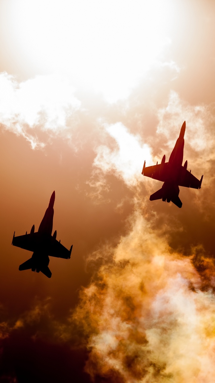 Deux Avions de Chasse Volant Dans le Ciel. Wallpaper in 720x1280 Resolution