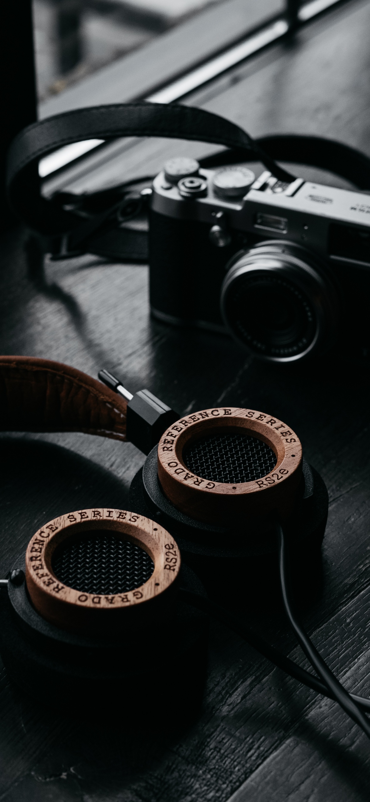 Black and Silver Camera Lens. Wallpaper in 1242x2688 Resolution