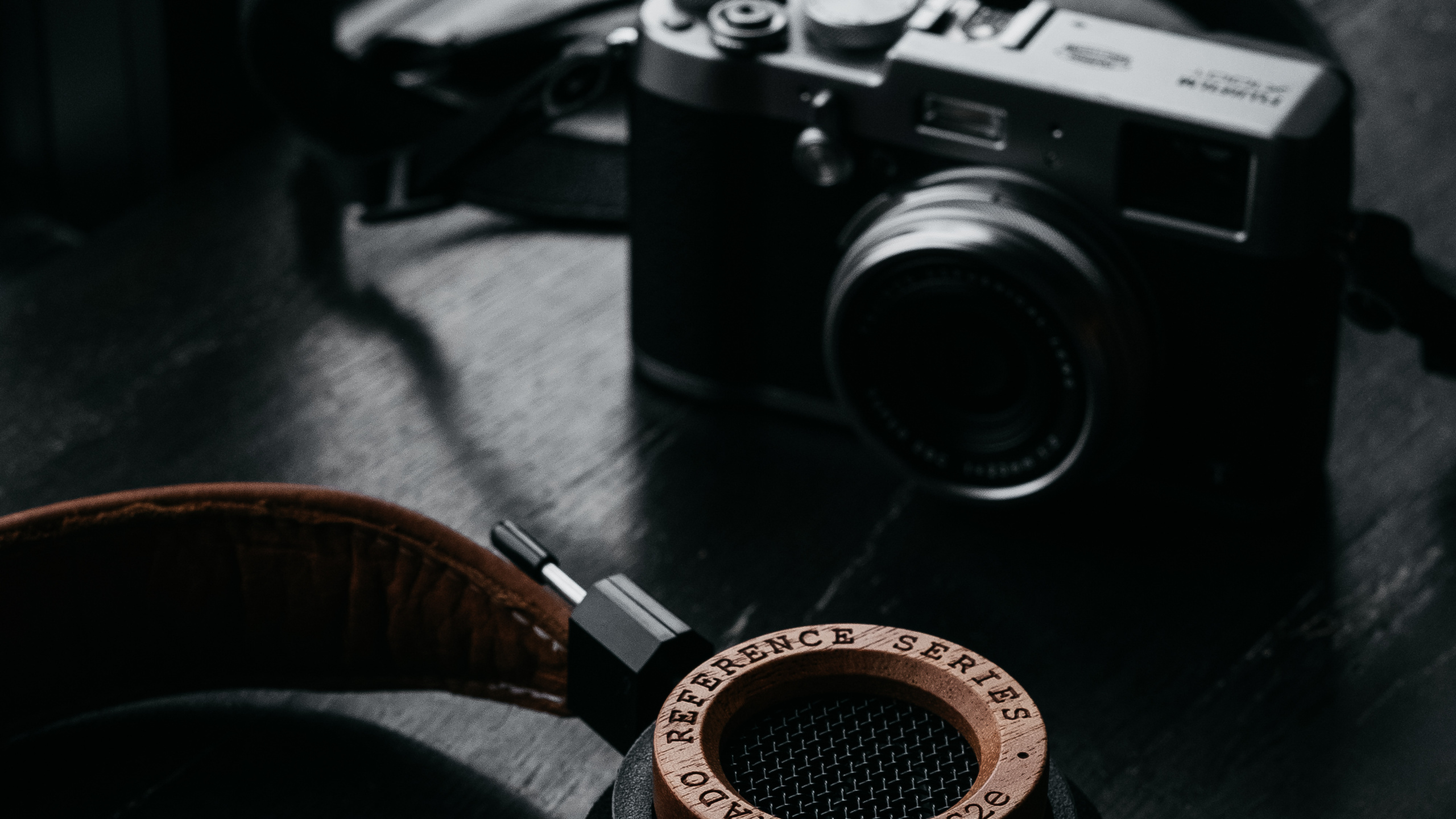 Black and Silver Camera Lens. Wallpaper in 2560x1440 Resolution