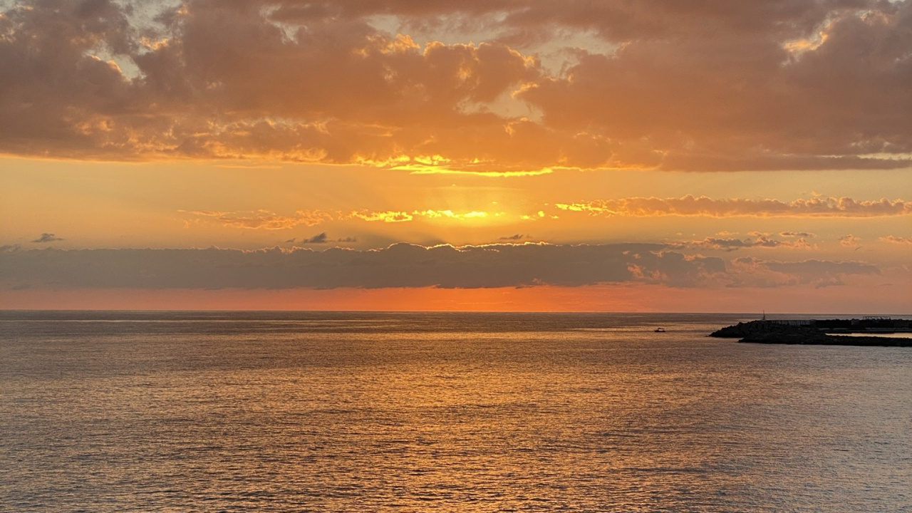 Horizont, Sonnenuntergang, Sonnenlicht, Cloud, Wasser. Wallpaper in 1280x720 Resolution