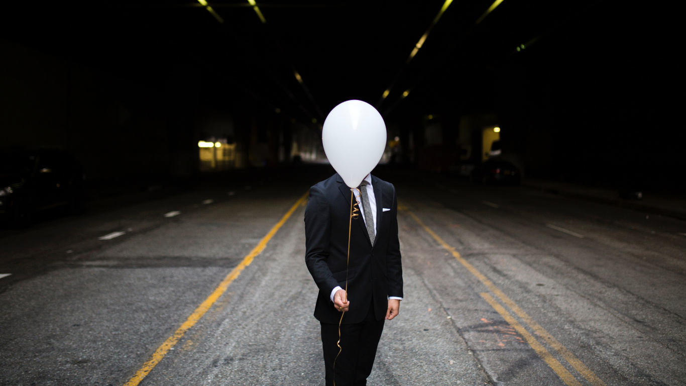 Homme en Manteau Noir et Pantalon Debout Sur la Route Pendant la Nuit. Wallpaper in 1366x768 Resolution